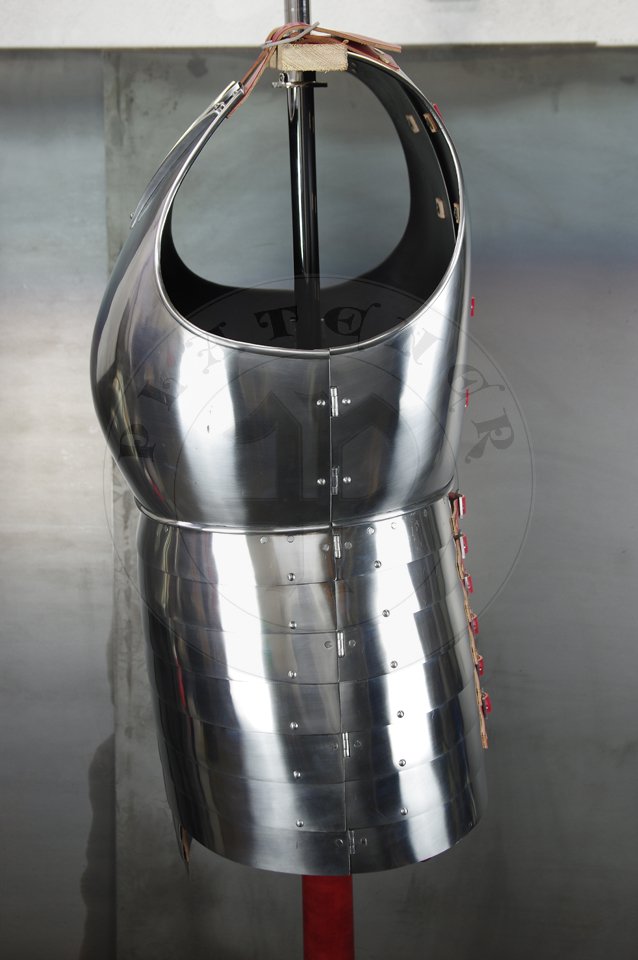 Cuirass with separate skirt in downward lapping lames construction. Backplates hinged at breastplate sides - so called reredors construction. Made of medium carbon steel of various thickness: breastplate 2 mm, backplates 1,5 mm, skirt 1,2 mm. Forged V-shaped stop rib to deflect the points of weapons away from the neck. Heat hardened and tempered up to 42 HRC. Handmade steel buckles in set./ Kirys biay z osobnym fartuchem pytowym. Naplecznik dwuczciowy przymocowany na zawiasach po bokach napiernika. Kirys wykonany ze stali redniowglowej o rnej gruboci: napiernik 2 mm, naplecznik 1,5 mm, fartuch pytowy 1,2 mm. Kuta w ksztacie V ochrona szyi. Hartowany i odpuszczany do 42 HRC. Rcznie wykonane stalowe sprzczki w zestawie.